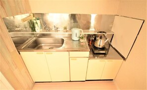 Apartment | Private kitchen | Mini-fridge, microwave, stovetop, cookware/dishes/utensils - E-Horizonkita2jo (Sapporo)