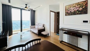 Una sala moderna con un sofá, una mesa de comedor y un cuadro.