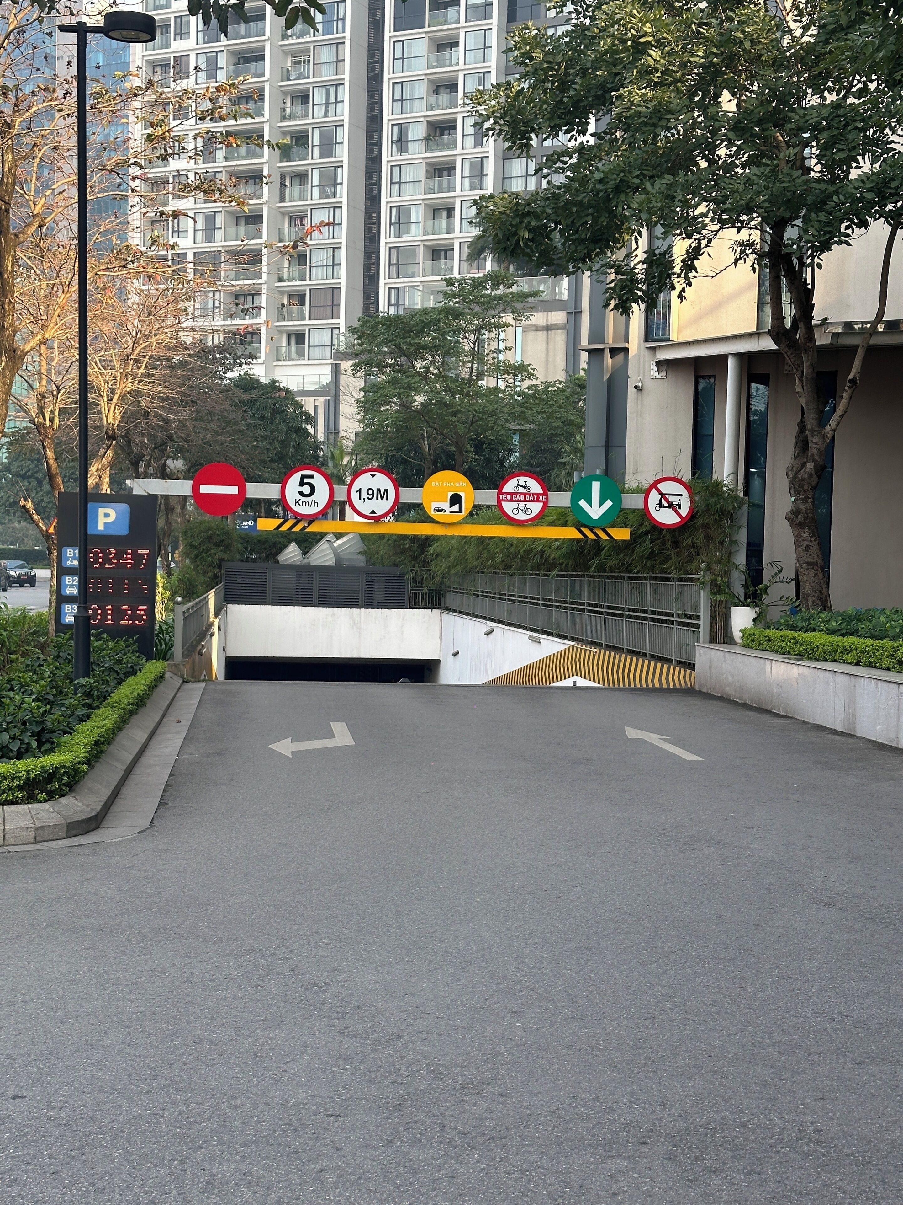 Un panneau de signalisation indiquant les places de stationnement disponibles grâce à un écran numérique.