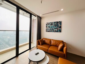 Luxe appartement, 3 slaapkamers | Woonruimte | Een 55-inch flatscreentelevisie met kabelzenders