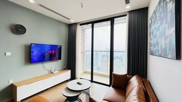 Appartement Luxe, 3 chambres | Coin séjour | Télévision à écran plat de 55 pouces avec chaînes par câble