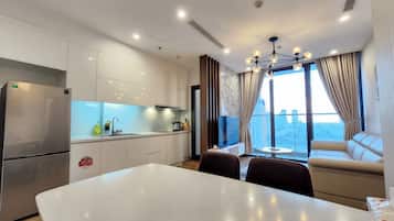 Deluxe-Apartment | Essbereich im Zimmer