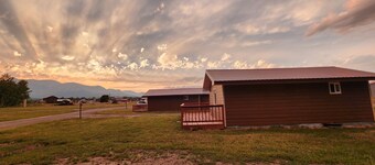 Circle R Cabin 2, Private Ranch, Mountain Views