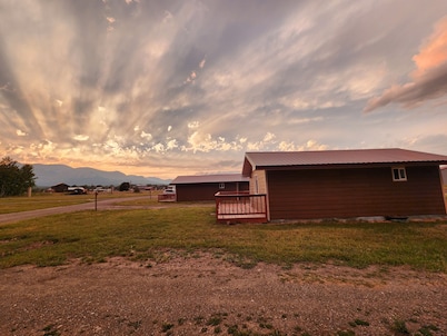 Circle R Cabin 2, Private Ranch, Mountain Views