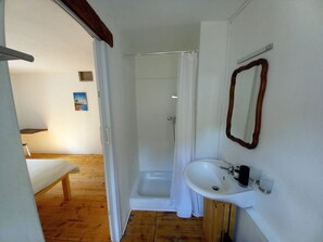 Shower, towels - "Casa Coerente" Cavergno - Rooms #1-4 (Cavergno)