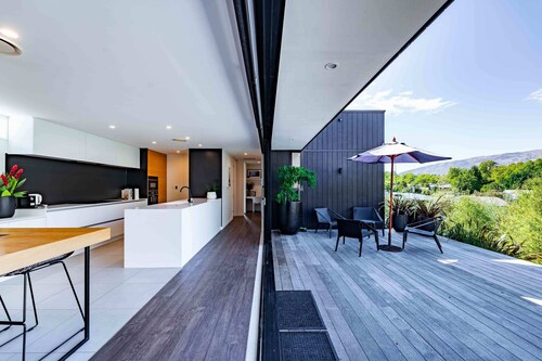 Noir North Retreat Th