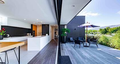 Noir North Retreat Th