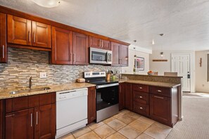 Fridge, microwave, stovetop, dishwasher