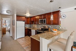 Kühlschrank, Mikrowelle, Herdplatte, Geschirrspüler