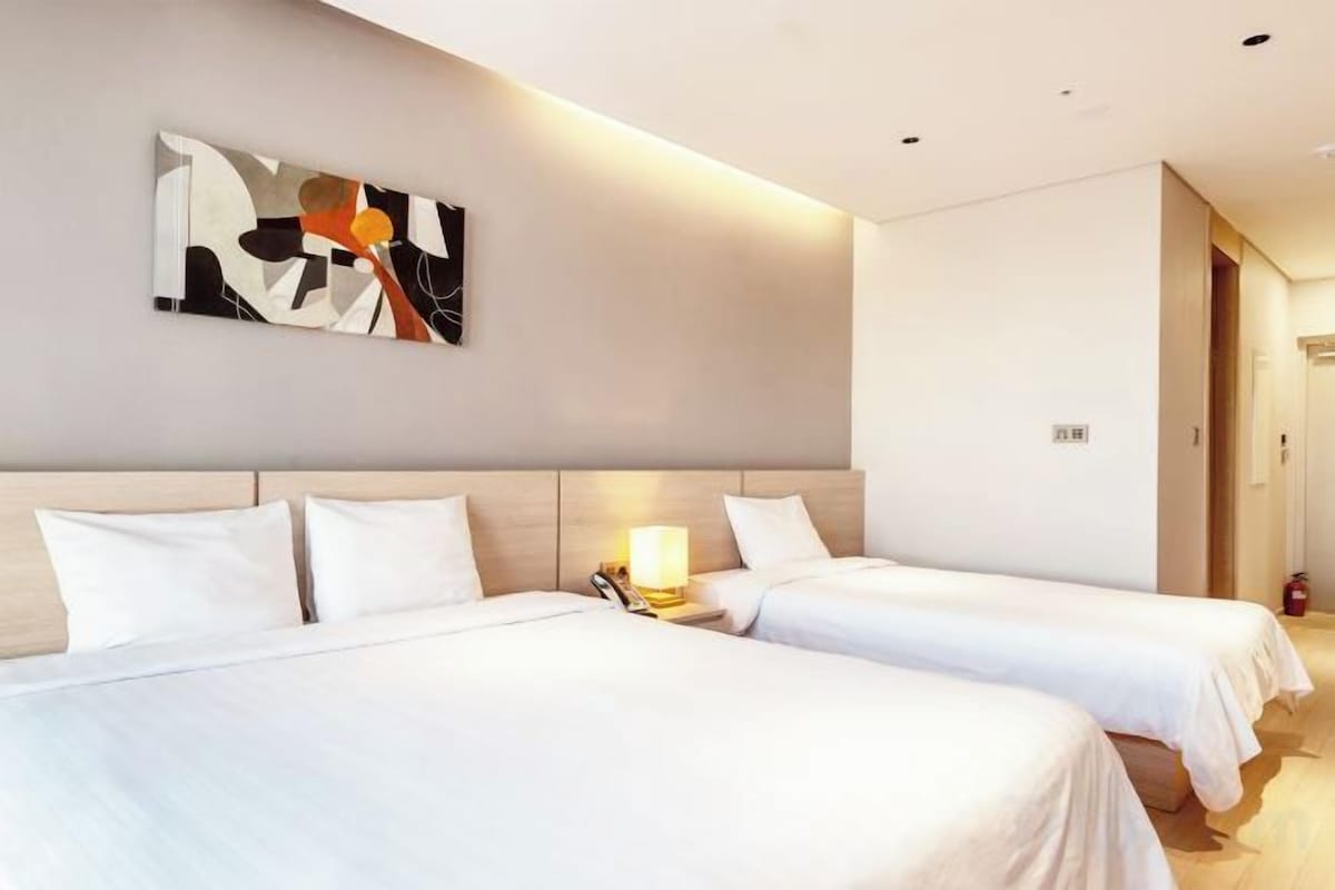 WiFi (free), bed sheets