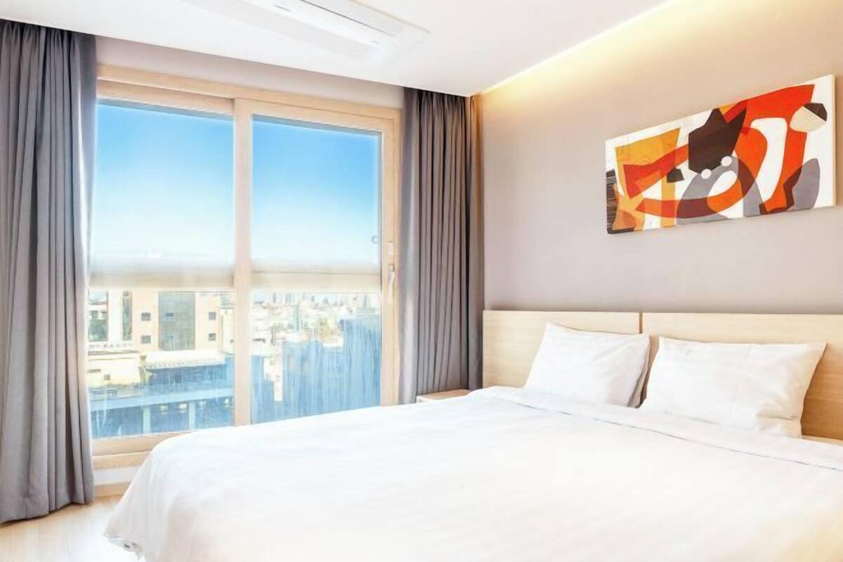 WiFi (free), bed sheets