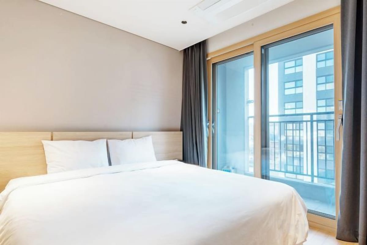 WiFi (free), bed sheets