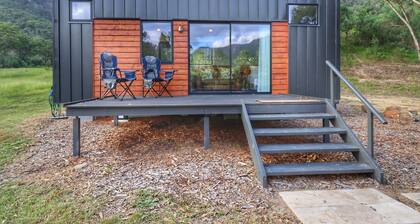 Winchester Tiny House - Quiet with beautiful scenery.