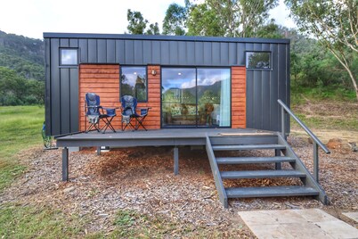 Winchester Tiny House - Quiet with beautiful scenery.