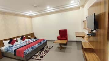 Deluxe Studio Suite, City View | Soundproofing, free WiFi, bed sheets