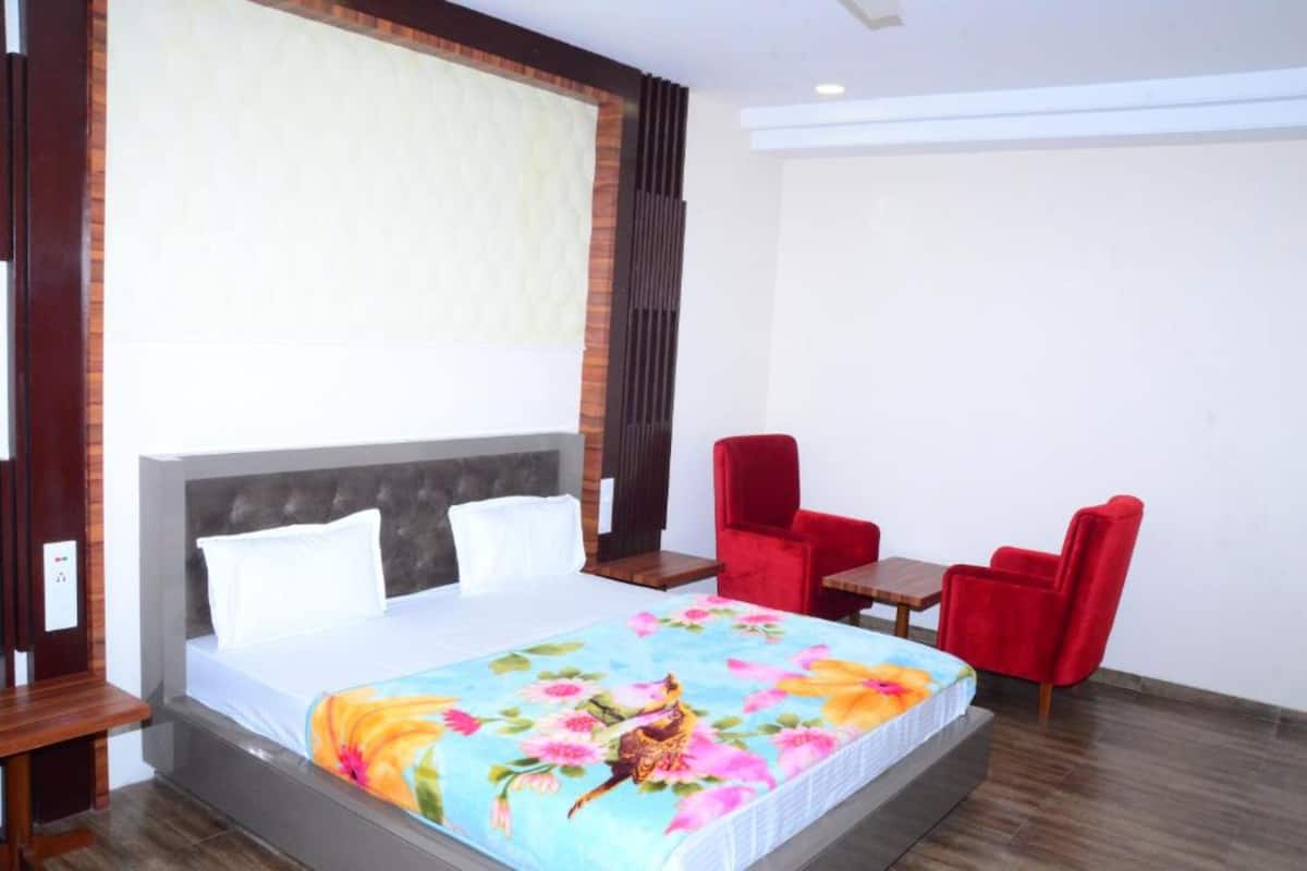 Soundproofing, free WiFi, bed sheets