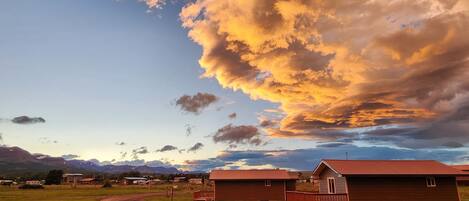 2 habitaciones, tabla de planchar con plancha y ropa de cama