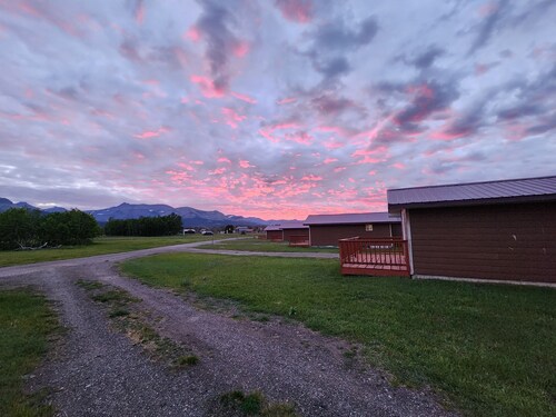 Circle R Cabin 7, Private Ranch, Mountain Views