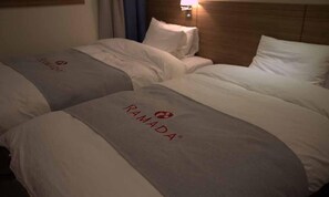 Decoración personalizada, muebles diferentes y ropa de cama 
