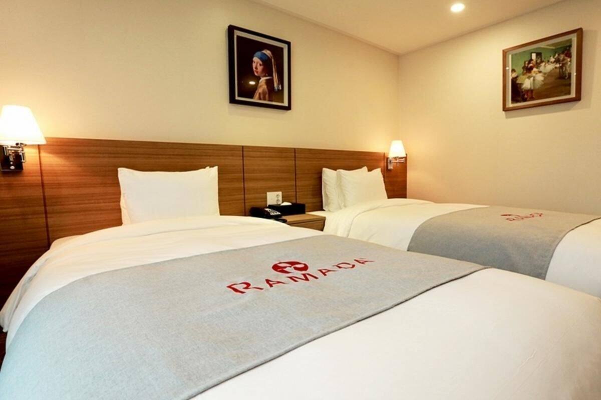 Room, 2 Single Beds, Non Smoking | Individually decorated, individually furnished, bed sheets