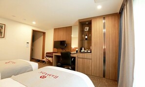 Decoración personalizada, muebles diferentes y ropa de cama 