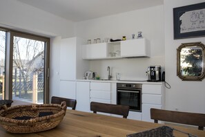 Enjoy cooking in this well-equipped kitchen with an oven and coffee machine.