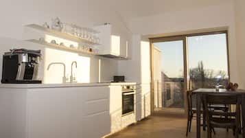 Deluxe Apartment | Private kitchen | Fridge, oven, coffee grinder, cookware/dishes/utensils