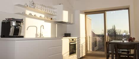 Departamento Deluxe | Cocina privada | Refrigerador, horno, molino para café y utensilios de cocina