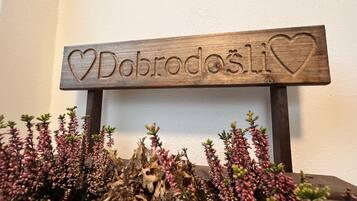 Un letrero de madera con el nombre 'Dobrodosli' y un símbolo de corazón.