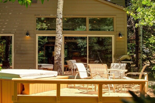 Outdoor dining - Townhome with Hot Tub Near Park City Mountain (Park City)