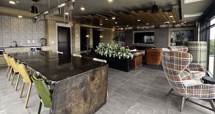 Penthouse Views + Iconic El Capitan Ambiance