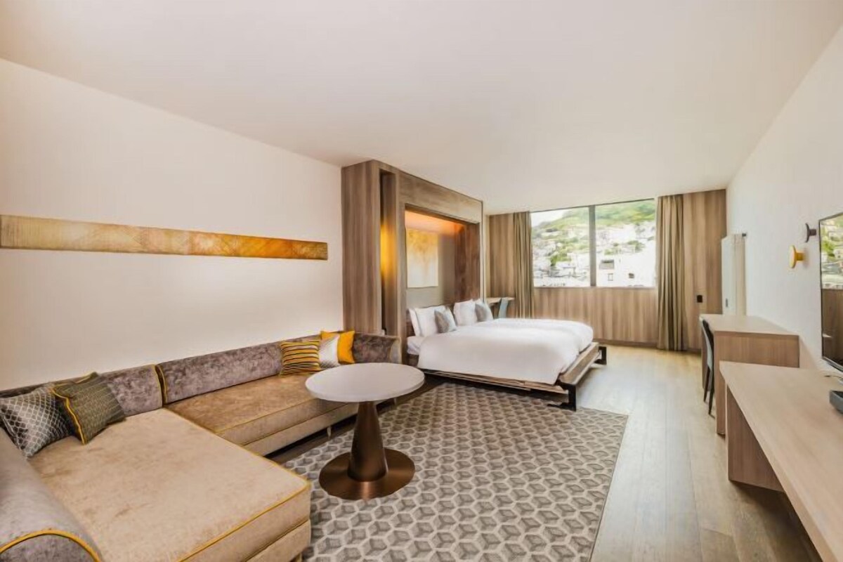 Deluxe City View Twin Room