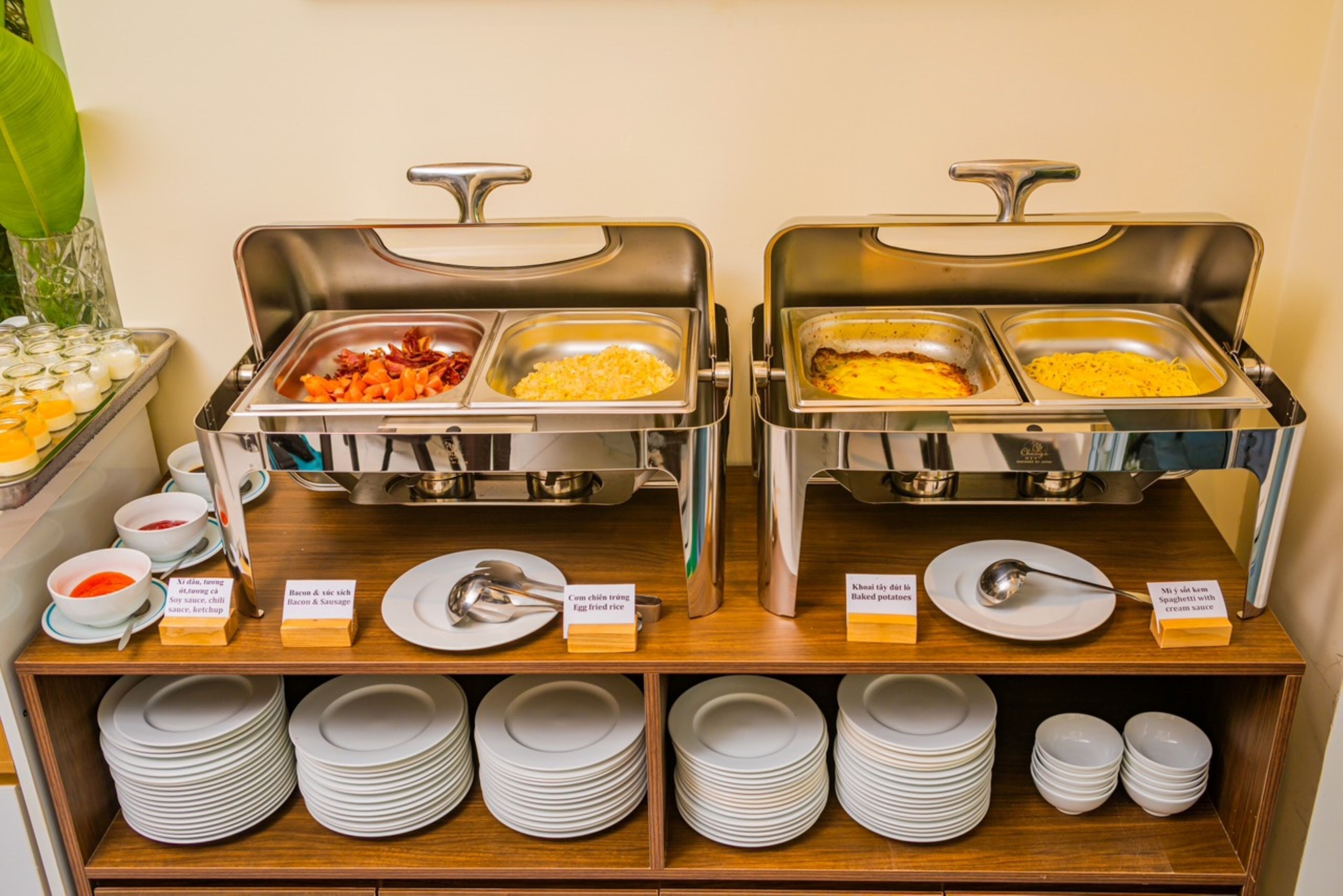 Una mesa de buffet con diversos alimentos y aderezos.