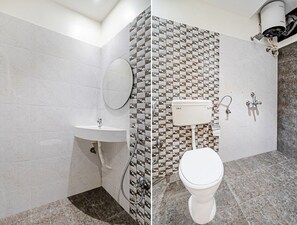Douche, articles de toilette (gratuits), serviettes fournies, savon