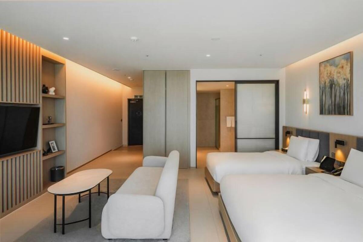 Premium bedding, soundproofing, WiFi (free)