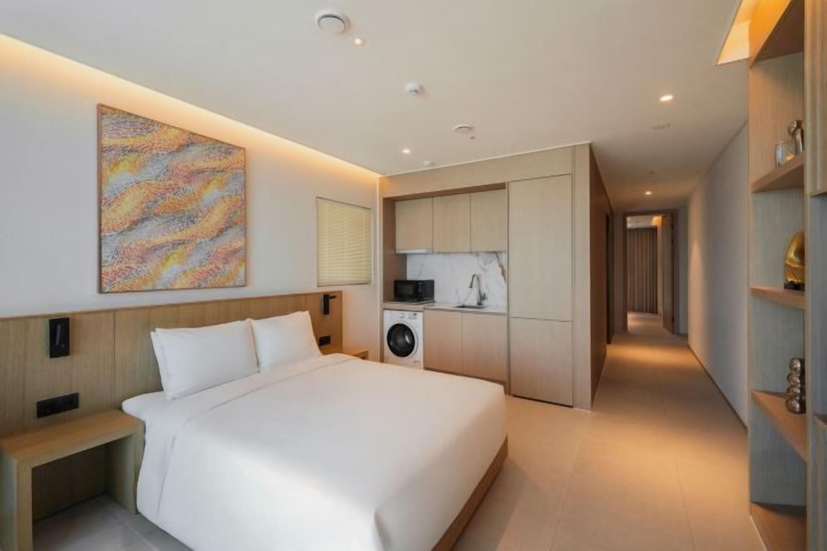 Premium bedding, soundproofing, WiFi (free)