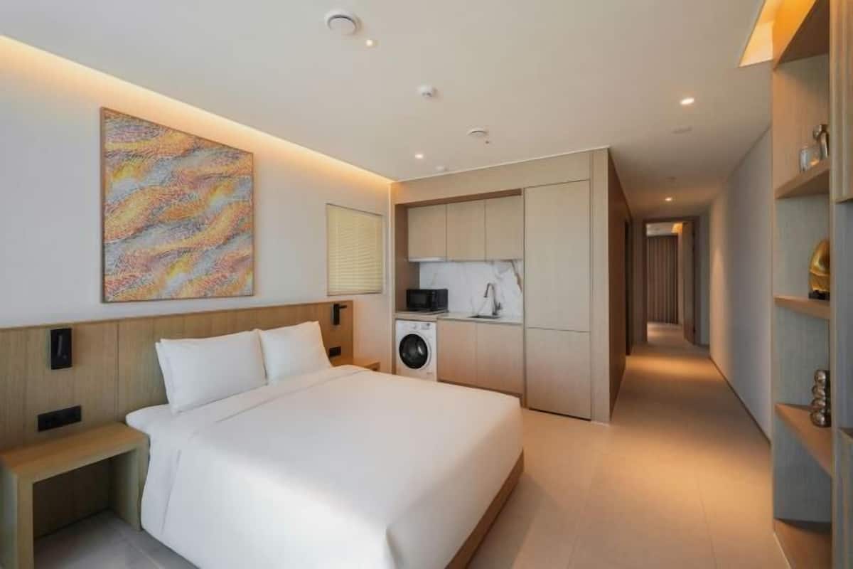 1 bedroom, down comforters, soundproofing, free WiFi