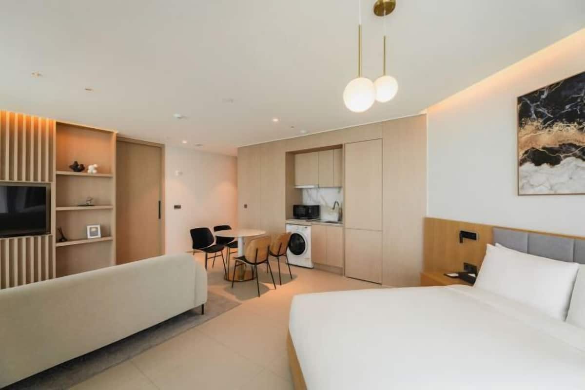 1 bedroom, down comforters, soundproofing, free WiFi
