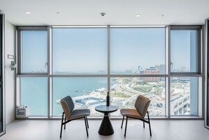 Oceanwave Twin (Breakfast for 1) | Down comforters, soundproofing, free WiFi