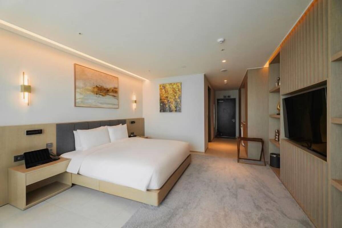 Premium bedding, soundproofing, WiFi (free)