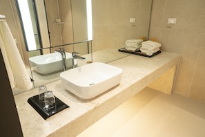 Oceanwave Double (Breakfast for 1) | Bagno | Doccia, soffione a pioggia, set di cortesia gratuito, asciugacapelli