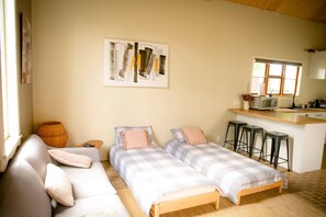Smart TV, books - 'The Phoenix on Miller' Modern loft style (Ōtāne)