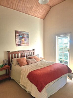 1 bedroom, iron/ironing board, free WiFi, bed sheets - 'The Phoenix on Miller' Modern loft style (Ōtāne)