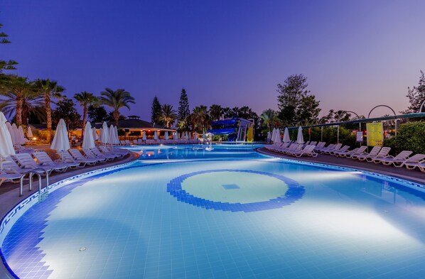 Seasonal outdoor pool, pool umbrellas, sun loungers - Holiday Park Resort (Alanya)