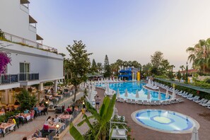 Seasonal outdoor pool, pool umbrellas, pool loungers - Holiday Park Resort (Alanya)