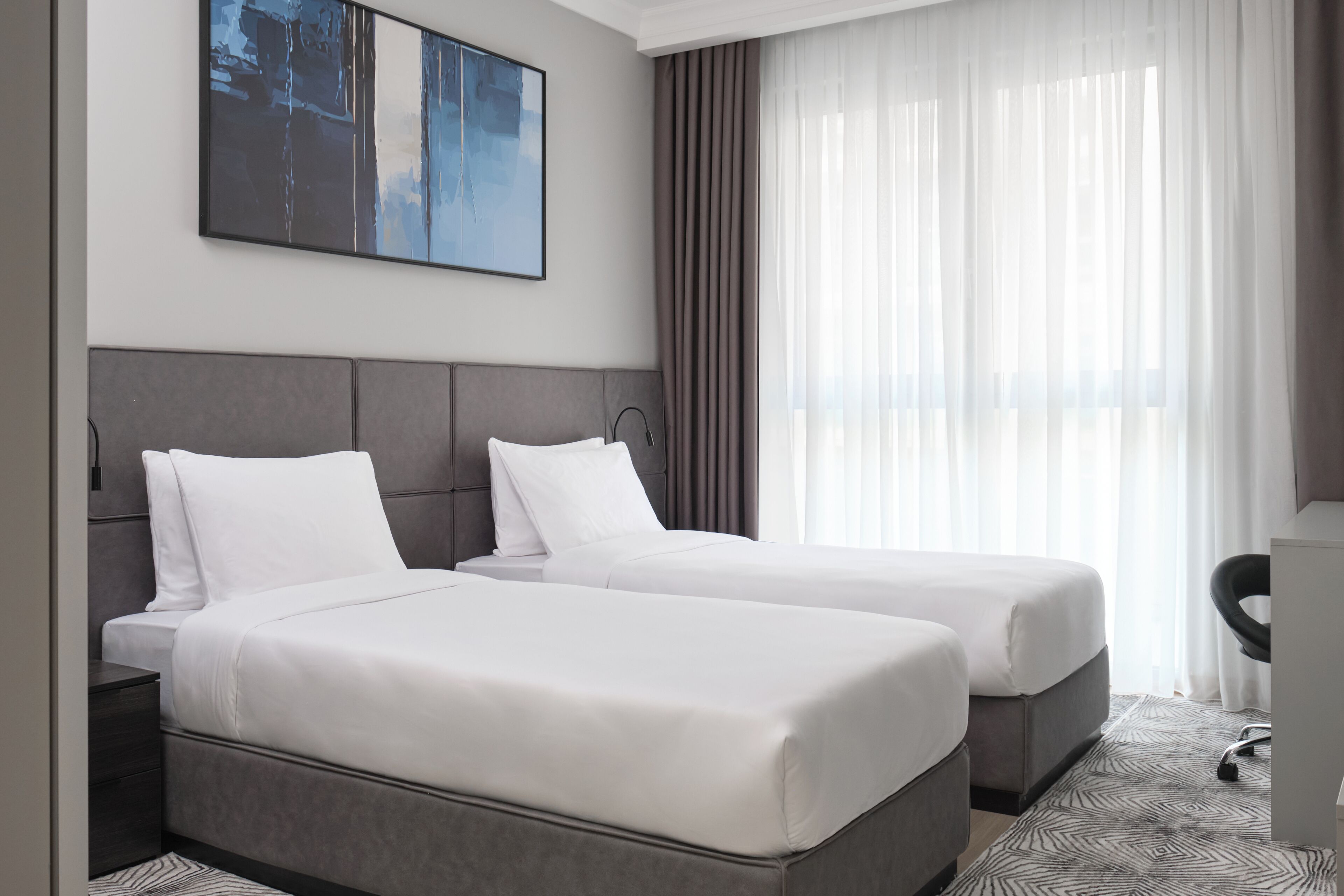 Two Bedroom Apartment | 객실 내 금고, 각각 다른 스타일의 인테리어, 각각 다르게 가구 비치, 책상