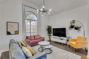 TV, peis og kontorer