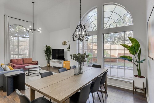 Luxury Home 5BR Hot Tub, Pool & Beautiful Backyard