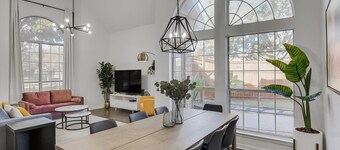 Luxury Home 5BR Hot Tub, Pool & Beautiful Backyard