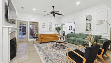 Een televisie en een kantoor